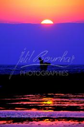 Image du Maroc Professionnelle de  Souiria Leqdima situé à 30 km au sud de Safi fut un village de pêcheurs, avec son petit port où quelques artisans pratiquent la pêche traditionnelle à la canne. Un magnifique coucher de soleil dans cette splendide région du Maroc sur l'océan atlantique. De nombreux européens profitent des joies de la mer sur cette plage un peu désertée par les marocains, 18 Juillet 2006. (Photo / Abdeljalil Bounhar)